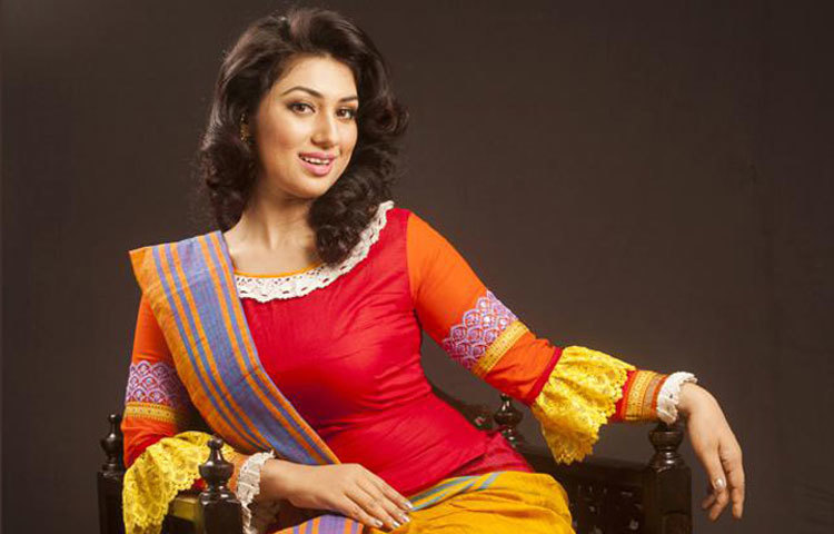 অপু বিশ্বাস : অপু বিশ্বাস অভিনীত &lsquo;রাজা ৪২০&rsquo; এবং &lsquo;সম্রাট&rsquo; নামের দুটি ছবি মুক্তি পায় এ বছর। বছরের শেষে এসে ছবি দুটির প্রযোজকদের দাবি, টেনেটুনে লগ্নির পয়সা উসুল করেছেন তারা। সেক্ষেত্রে বছরের ব্যবসা সফল ছবির নায়িকা হিসেবে অপু বিশ্বাসের নাম উল্লেখ করা যায়।