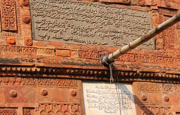 মসজিদটি নির্মাণের পর ১৮৩৭ সালে রওশন খাতুন চৌধুরানী এবং ১৯০৯ সালে আবুল আহমেদ খান গজনবি এ মসজিদটি সংস্কার করেন।