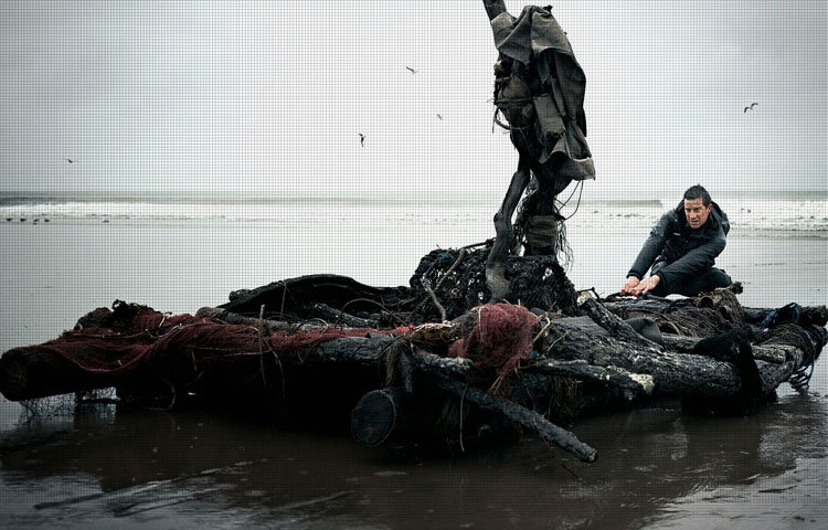 বেয়ার গ্রিলস ১৯৭৪ সালের ৭ জুন নর্দার্ন আয়ারল্যান্ডে জন্মগ্রহণ করেন। তার বাবা স্যার মাইকেল গ্রিলস ছিলেন কনজারভেটিভ পার্টির রাজনীতিবিদ এবং মা লেডি গ্রিলস।&nbsp;