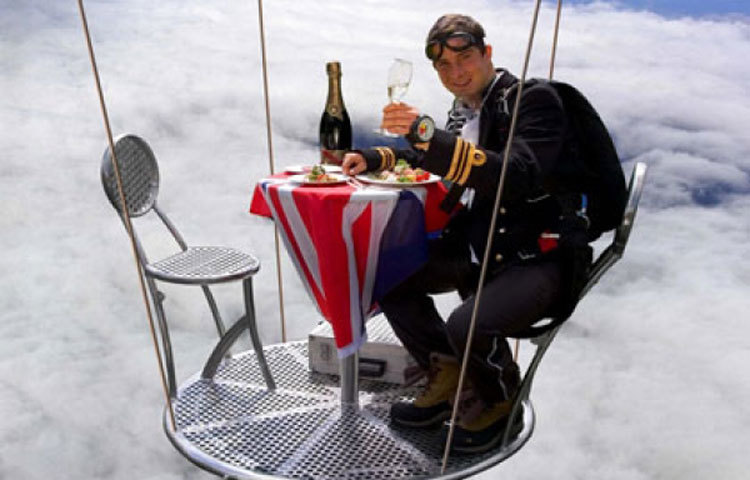 বেয়ার গ্রিলসের বড় বোন লারা ফসেট একজন টেনিস কোচ। লারাই বেয়ার গ্রিলসের বয়স যখন মাত্র এক সপ্তাহ তখন তার &lsquo;বেয়ার&rsquo; নামটি দেন।