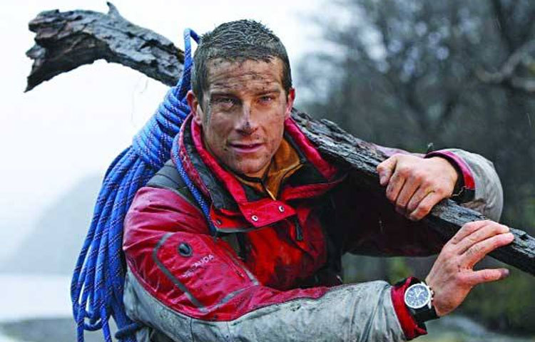 এরপর তিনি তার পরিবারের সঙ্গে বেমব্রিজ অঞ্চলে চলে যান। বেয়ার গ্রিলস ২০০০ সালে সারা গ্রিলসকে বিয়ে করেন।&nbsp;