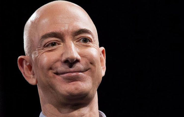 জেফ বেজোস : অ্যামাজন প্রধান জেফ বেজোস গত বছর ৬০.৮ বিলিয়ন ডলার আয় করেছেন। তিনি আছেন তালিকার ৫ম স্থানে।