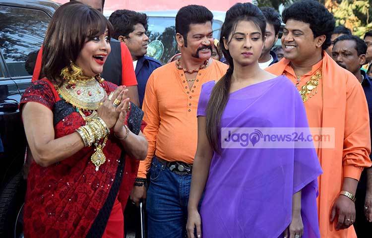 শুটিংয়ে অংশ নিয়ে বুবলী বলেন, &lsquo;প্রায় দেড় মাস পর ক্যামেরার সামনে দাঁড়িয়েছি। অহংকার ছবিটি চমৎকার কিছু বয়ে আনবে দর্শকদের জন্য।&rsquo; ছবি : মাহবুব আলম