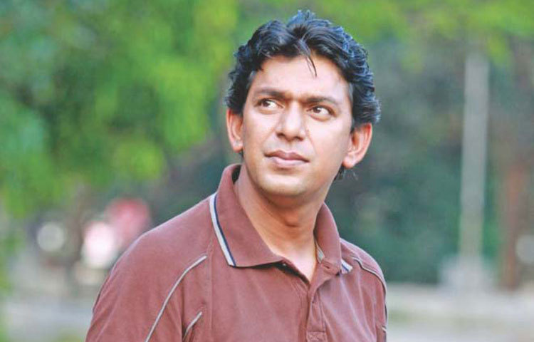 চঞ্চল চৌধুরী : বছরজুড়ে নাটকে নানামাত্রিক চরিত্রে পাওয়া যায় চঞ্চল চৌধুরীকে। এবারও তার ব্যতিক্রম হয়নি। সেপ্টেম্বরে মুক্তি পাওয়া &lsquo;আয়নাবাজি&rsquo; ছবিতে চঞ্চল চৌধুরীর অভিনয় চারদিকে হৈচৈ ফেলে দেয়। মাত্র একটি ছবিতে অভিনয় করে চঞ্চলের চাঞ্চল্য অভিনয়ের তারিফ করেছেন সবাই।