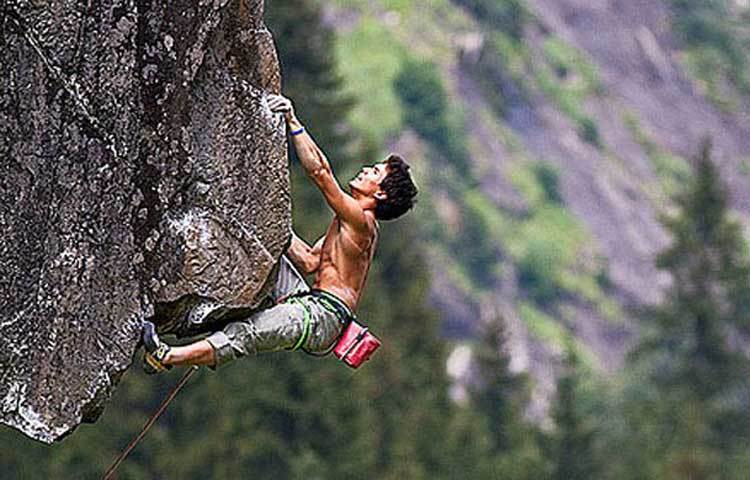ক্লাইম্বিং : ক্লাইম্বিং বা পর্বতারোহণ বেশ বিপজ্জনক একটি খেলা। পুরো অভিযানেই&nbsp; প্রতিমুহূর্তে থাকে মৃত্যুর হাতছানি।