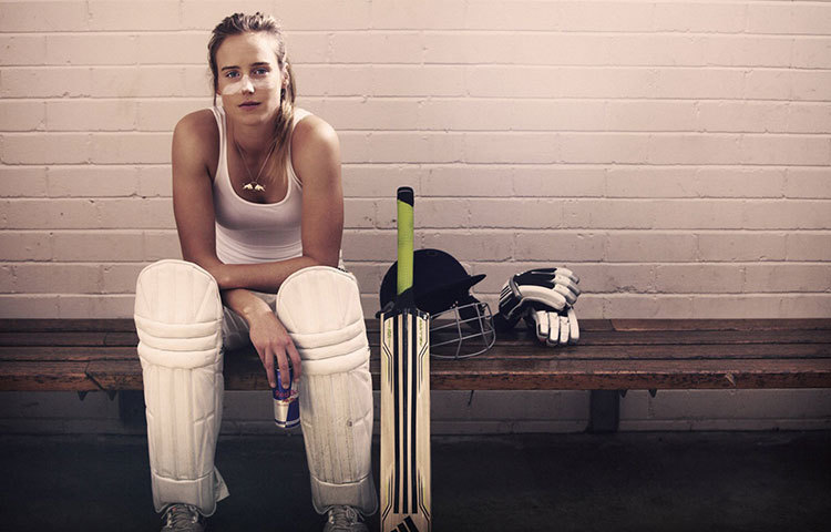 এল্লিস পেরি : আন্তর্জাতিক ক্রিকেট অঙ্গনে তিনি সেরা সুন্দরী হিসেবে পরিচিত। তিনি অস্ট্রেলিয়াতে ১৯৯০ সালে জন্মগ্রহণ করেন।