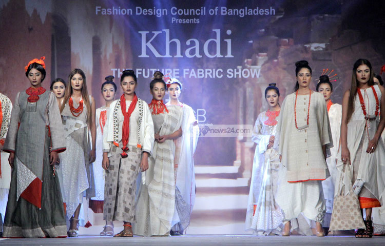 রাজধানীর হোটেল রেডিশনে গতকাল (৯ ডিসেম্বর) খাদি ফ্যাশন শো অনুষ্ঠিত হয়েছে। ছবি : মাহবুব আলম