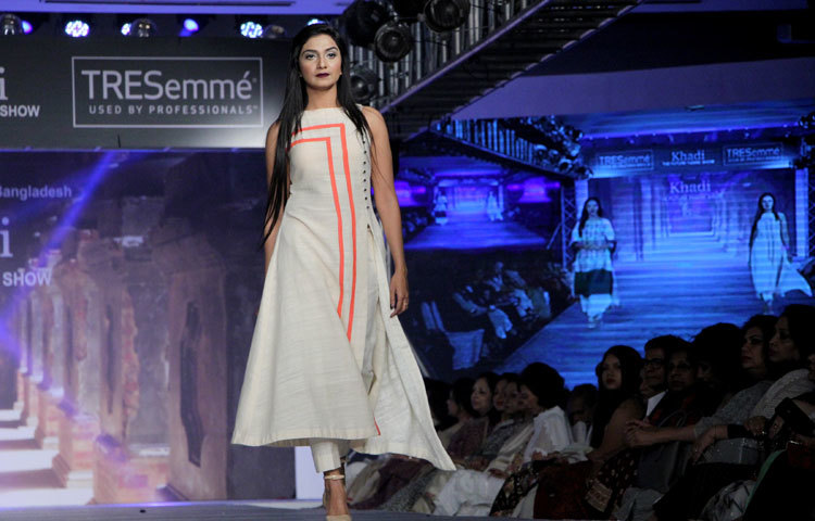 খাদি পোশাক পরে ফ্যাশন শো-তে হাঁটছেন এ মডেল। ছবি : মাহবুব আলম