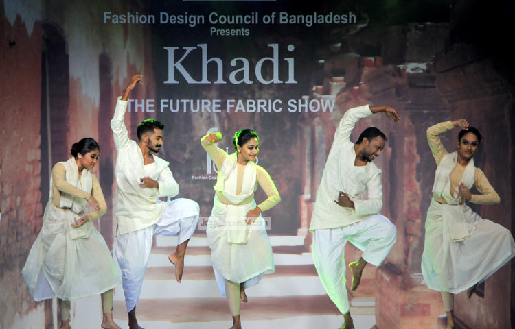 এ ফ্যাশন শোতে ফ্যাশনপ্রেমীদের উল্লেখযোগ্য উপস্থিতি লক্ষ করা গেছে। ছবি : মাহবুব আলম