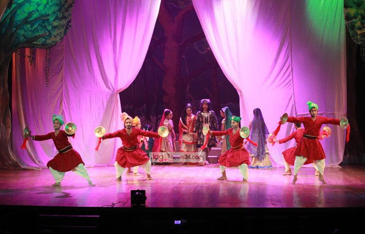 বাহারি রঙের খাদি পোশাক পরে ফ্যাশন শোতে অংশ নিয়েছেন। ছবি : মাহবুব আলম