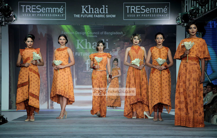 ফ্যাশন শোতে ফটোসেশনে অংশ নিয়েছেন ফ্যাশন তারাকারা। ছবি : মাহবুব আলম