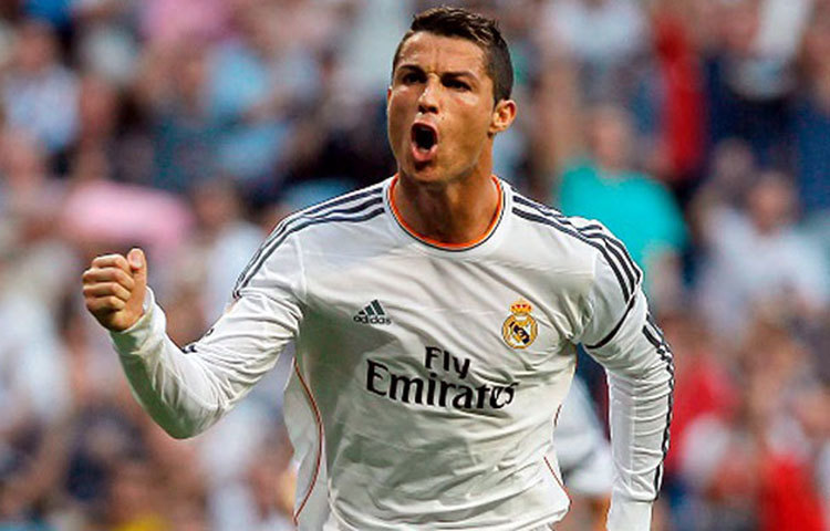 ক্রিশ্চিয়ানো রোনালদো : ক্রিশ্চিয়ানো রোনালদো স্প্যানিশ ক্লাব রিয়াল মাদ্রিদ এবং পর্তুগাল জাতীয় দলের ফরোয়ার্ড হিসেবে খেলে থাকেন। তিনি ফেসবুকের সবচেয়ে জনপ্রিয় তারকা। তার ফেসবুক পেজে লাইকের সংখ্যা ১২০ মিলিয়নের বেশি।