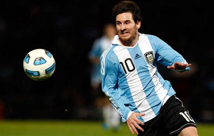 লিওনেল মেসি : লিওনেল মেসি লা লিগা ক্লাব বার্সেলোনা এবং আর্জেন্টিনা জাতীয় দলের ফরোয়ার্ড হিসেবে খেলেন। তার ফেসবুক পেজে লাইকের সংখ্যা ৮৮ মিলিয়নের বেশি।