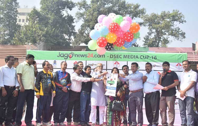 ঢাকা সাব এডিটরস কাউন্সিলের (ডিএসইসি) সদস্যদের স্বতঃস্ফূর্ত অংশগ্রহণের মধ্যদিয়ে শুরু হলো ক্রিকেট টুর্নামেন্ট জাগো নিউজ-ডিএসইসি মিডিয়া কাপ।ছবি : মাহবুব আলম