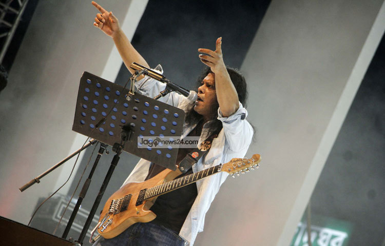 রাজধানীর আর্মি জাদুঘরের খোলা ময়দানে গত রাতে &lsquo;দ্য ইন্টারন্যাশনাল ওয়েবারস ফেস্টিভাল&rsquo; শীর্ষক অনুষ্ঠানে সংগীত পরিবেশন করছেন জেমস। ছবি: মাহবুব আলম