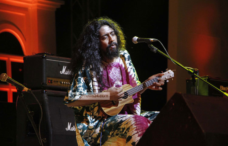 পশ্চিমবঙ্গের ফোক গানের জনপ্রিয় সংগীতশিল্পী অর্ক মুখার্জী গান পরিবেশনে মগ্ন রয়েছেন। ছবি : মাহবুব আলম