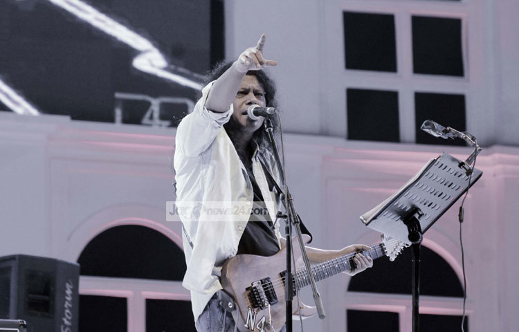 জেমস তার জনপ্রিয় গানগুলো পরিবেশন করে শ্রোতাদের মাতিয়েছেন। ছবি : মাহবুব আলম