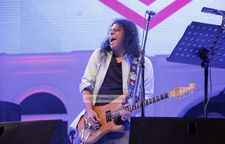 &lsquo;এতো রাত্রে দুষ্ট ছেলের দল কি আছে?&rsquo;-উপস্থিত দর্শকদের কাছে জানতে চান জেমস। ছবি : মাহবুব আলম