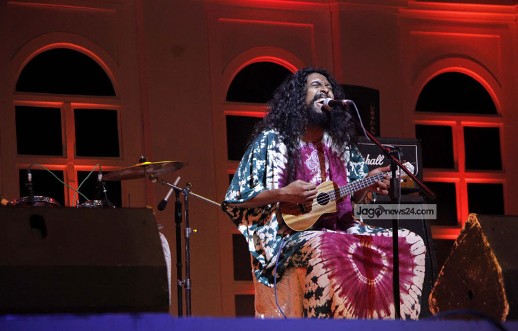 পশ্চিমবঙ্গের ফোক গানের জনপ্রিয় সংগীতশিল্পী অর্ক মুখার্জীর গান পরিবেশনে শ্রোতারা মুগ্ধ হয়ে যান। ছবি : মাহবুব আলম