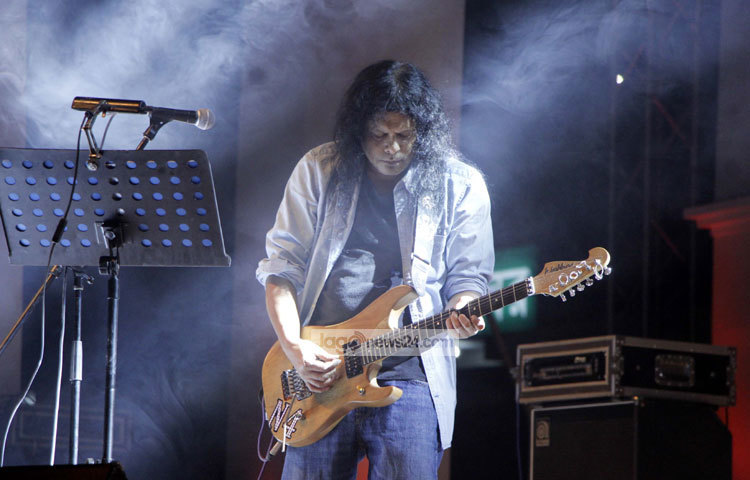 জেমস দশ মাস দশদিন, ঝাকানাকা, আসবার কালে আসলাম একা, পাগলা হাওয়া এবং বিগি বিগি কথার গান গেয়ে শোনান। ছবি : মাহবুব আলম