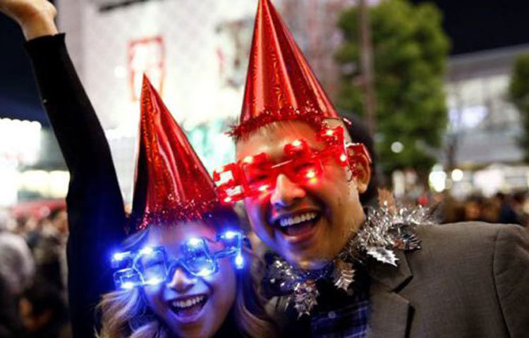 জাপানে নতুন বছর উদযাপনে মেতেছে যুবক-যুবতীরা।