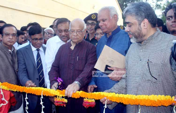 মঙ্গলবার প্রধান অতিথি হিসেবে প্রদর্শনীর উদ্বোধন করেন অর্থমন্ত্রী আবুল মাল আবদুল মুহিত। উদ্বোধনী বক্তৃতায় ১৯৫৫ সালে ৪২ দিন কারাবন্দি থাকার স্মৃতিচারণ করেন অর্থমন্ত্রী। ছবি : বিপ্লব দিক্ষিৎ