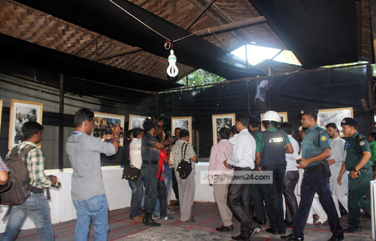 সংগ্রামী জীবনগাথা প্রদর্শনীতে আসা দর্শনার্থীদের ভিড়। ছবি : বিপ্লব দিক্ষিৎ