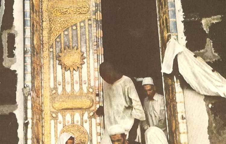 পবিত্র কাবা শরিফের দরজা সবার জন্য উন্মুক্ত ছিল। মানুষ পবিত্র এ ঘরে প্রবেশ করে ইবাদাত-বন্দেগি করতো। হজের সময় তীর্থযাত্রীরা ইচ্ছা করলে এতে প্রবেশ করতে পারতো।