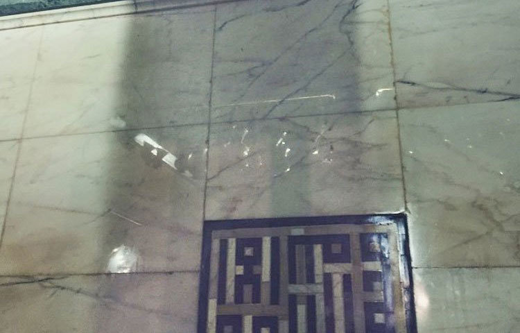 রাসুলুল্লাহ সাল্লাল্লাহু আলাইহি ওয়া সাল্লাম যখন কাবা ঘরের অভ্যন্তরে প্রবেশ করে প্রার্থনা করতেন তার পাশের দেয়ালে মার্বেল পাথরের উপর ক্যালিগ্রাফি।