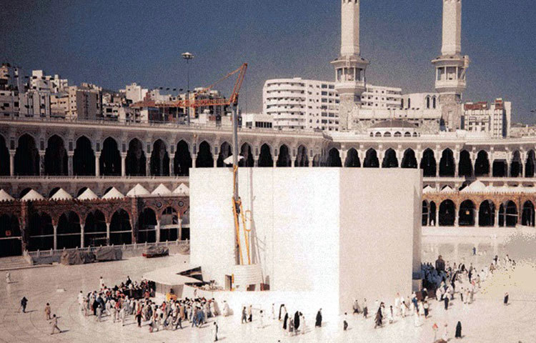 পবিত্র কাবা শরিফ কয়েকবার প্রাকৃতিক বিপর্যয় বন্যা এবং আক্রমণের কারণে ক্ষতিগ্রস্ত হয়েছে। ফলে পবিত্র কাবা কয়েকবার পুনর্নির্মাণ করা হয়েছে।