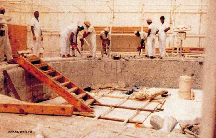 ঐতিহাসিক তথ্য হলো কাবা শরিফ এ পর্যন্ত ১২ বার পুনর্নির্র্মিত হয়েছে। বিভিন্ন বিপর্যয়ের হাত থেকে সংরক্ষণ করতে কাবা শরিফকে সর্বশেষ ১৯৯৬ সালের আধুনিক ও শক্তিশালী প্রযুক্তির ব্যবহারে সংস্কার করা হয়।