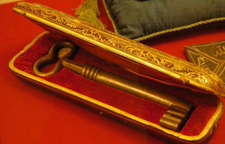 প্রাক ইসলামি যুগ থেকে এখন পর্যন্ত কাবা শরিফের চাবি একটি পরিবারের কাছেই রয়েছে।