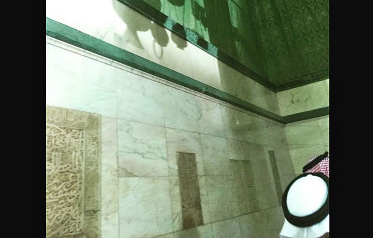 কাবা ঘরের অভ্যন্তরে কারুকার্য ও ক্যালিগ্রাফি খচিত দেয়ালের অংশ বিশেষ।