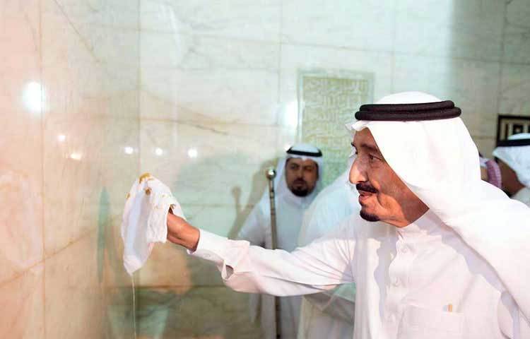 বছরে দুই বার এ পরিষ্কার-পরিচ্ছন্নতার কাজ করা হয়। প্রথমবার করা হয় শাবান মাসের আর দ্বিতীয় বার করা হয় জিলকদ মাসে। এ পরিষ্কার পরিচ্ছন্নতা কার্যক্রম বনু তালহা তথা আলশিবি পরিবারের লোকেরাই করে থাকেন।