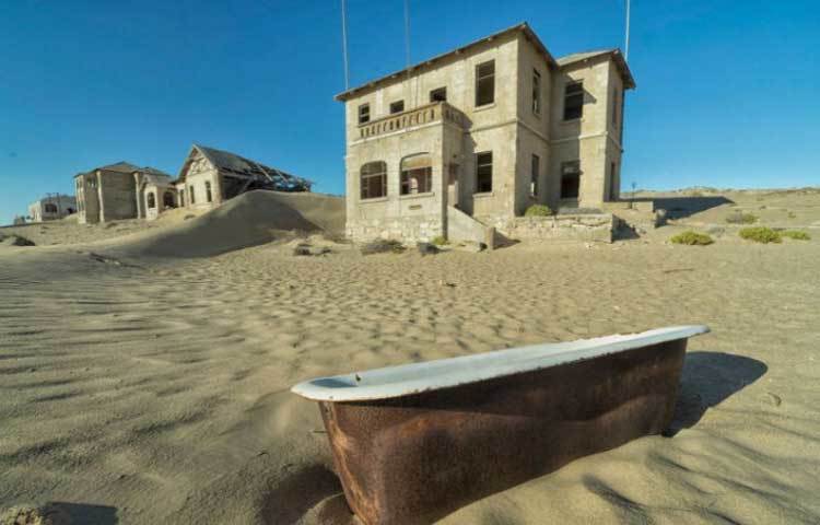 কোলমানস্কোপ : দক্ষিণ নামিবিয়ার মরু অঞ্চলের পরিত্যক্ত শহর। জার্মান হিরে ব্যবসায়ীদের আস্তানা ছিল এক সময়ে। প্রথম বিশ্বযুদ্ধে হিরার খনির অবক্ষয়ের পরে জনহীন বিপর্যস্ত হয়ে পড়তে শুরু করে। পরে পুরো এলাকা মরুভূমিতে গ্রাস করে।