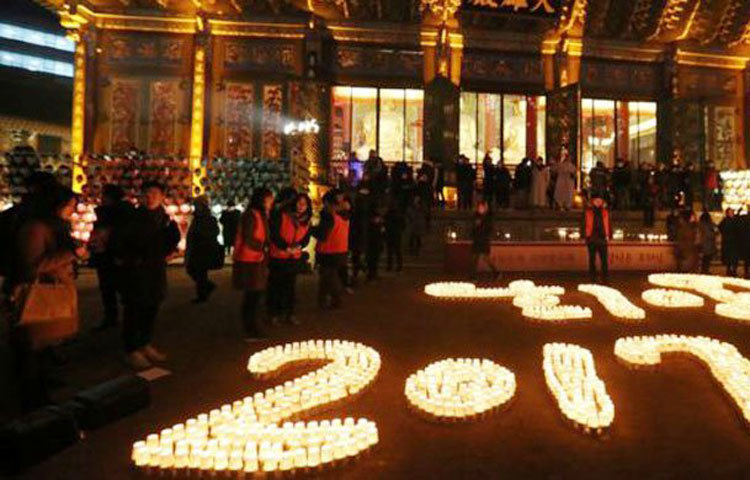 দক্ষিণ কোরিয়ায় নতুন বছর উদযাপনে নারী পুরুষ সবাই বাইরে বেরিয়ে এসেছিলেন।