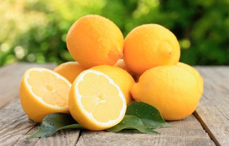 লেবু : ভিটামিন সি থাকায় ন্যাচালার ব্লিচ হিসেবে কাজ করে লেবু। ত্বকের দাগ, ছোপ দূর করে।