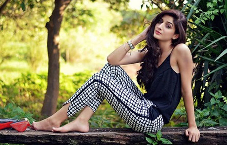 মাওরা হোসেন : ক্যারিয়ারের শুরুতে তিনি থিয়েটারে কাজ করেছেন। চলতি বছরটি তার খুব ভালোই কেটেছে।