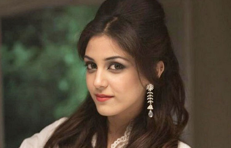 মায়া আলি : মায়া মায়া চেহারা মায়া আলি শুধু পাকিস্তানে নয়, মানসম্পন্ন অভিনয় করে আন্তর্জাতিক অঙ্গনেও কাজ করতে চান।