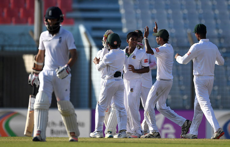 নিজের প্রথম আন্তর্জাতিক ম্যাচটাই কী স্মরণীয় করে রাখার মঞ্চ তৈরি করলেন এই অলরাউন্ডার! যুব ক্রিকেট থেকেই আলোচনা আসা মিরাজ নামে পরিচিত এই ১৮ বছর বয়সী এর আগে আন্তর্জাতিক ওয়ানডে বা টি-টোয়েন্টি কোনোটাই খেলেননি।