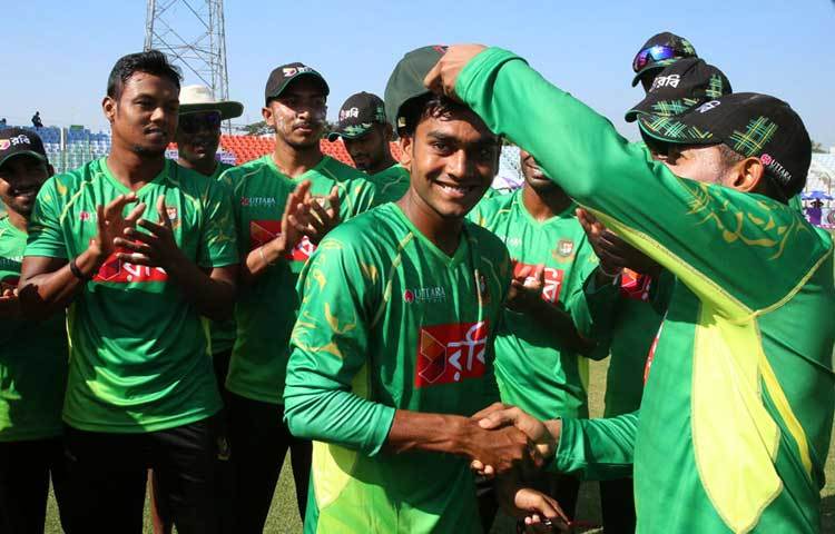 ইংল্যান্ডের ৭ ব্যাটসম্যানের পাঁচজনই যে তার শিকার। এর অন্তত তিনটি দুর্দান্ত ডেলিভারিতে।