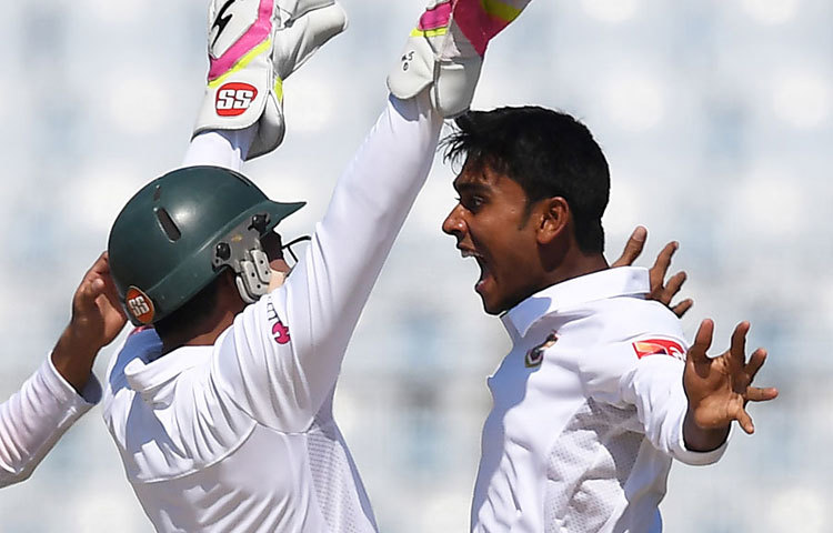 মেহেদীর সামনে সুযোগ আছে অভিষেকে ইংল্যান্ডের বিপক্ষে সেরা বোলিং কীর্তির আরও সংক্ষিপ্ত তালিকায় নিজের নাম তুলে আনার। আর একটা উইকেট পেলে মেহেদী হবেন গত ২৯ বছরে ইংল্যান্ডের বিপক্ষে অভিষেকে ৬ উইকেট নেওয়া মাত্র দ্বিতীয় বোলার।