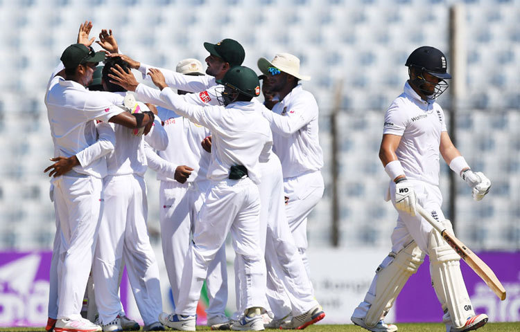 দিন শেষে মিরাজের বোলিং ফিগার ৩৩-৬-৬৪-৫, অর্থাৎ ৬৪ রান দিয়ে ৫ উইকেট। ইংলিশদের বাকি দুই উইকেটের দখল নিলেন আরেক স্পিনার সাকিব আল হাসান।