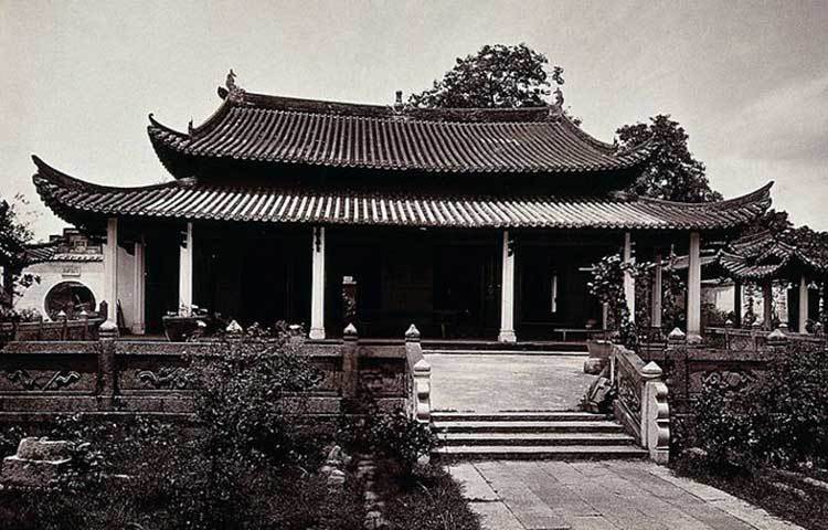 এ মসজিদটি &lsquo;লাইটহাউজ বা বাতিঘর মসজিদ&rsquo; নামেও পরিচিত। এটি চীনের গুয়াংযোর প্রধান মসজিদ।