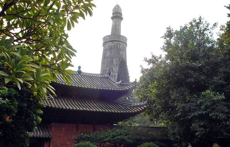 &lsquo;হুয়াইশেং&rsquo; শব্দটির অর্থ হলো &lsquo;জ্ঞানী লোককে স্মরণ&rsquo; আর বিশ্বনবি সাল্লাল্লাহু আলাইহি ওয়া সাল্লামের স্মরণে এ মসজিদটির নামকরণ করা হয় হুয়াইশেং মসজিদ।