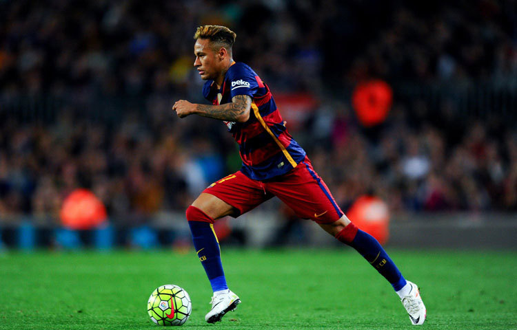 নেইমার ফুটবলের আলোচিত এই তারকা ক্লাব থেকে বেতন-বোনাস পান ১৪ মিলিয়ন ডলার। অন্যদিকে বিভিন্ন বিজ্ঞাপন ও অনুষ্ঠান থেকে পান ২২ মিলিয়ন ডলার।