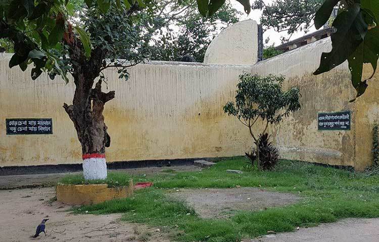 &lsquo;ঘোড়া চেনা যায় ময়দানে, বন্ধু চেনা যায় নিদানে&rsquo; এরকমের অনেক বাণী লেখা রয়েছে কারাগারের দেয়ালে।