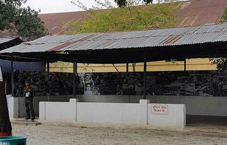 ২৬ মার্চ মহান স্বাধীনতা দিবস উপলক্ষে সাবেক ঢাকা কেন্দ্রীয় কারাগারে জাতির পিতা বঙ্গবন্ধু শেখ মুজিবুর রহমান ও বাঙালি মুক্তির সংগ্রামের দুর্লভ কিছু ছবি নিয়ে আয়োজিত &lsquo;বঙ্গবন্ধু মানেই স্বাধীনতা&rsquo; শীর্ষক তিন দিনব্যাপী প্রদর্শনী আজ থেকে শুরু হয়েছে। ছবি : মনিরুজ্জামান উজ্জ্বল