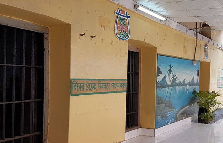 কারাগারের এই কক্ষে বসে বিচার করা হতো। ছবি : মনিরুজ্জামান উজ্জ্বল