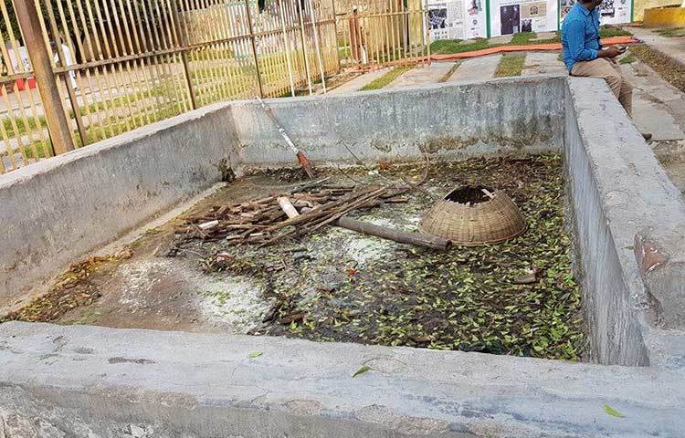 এই চৌবাচ্চাটির পানিতে গোসল ও জামা-কাপড় ধোয়ার কাজ করা হত। ছবি : মনিরুজ্জামান উজ্জ্বল